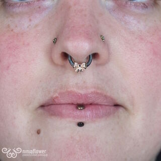 VERTICAL LABRET PIERCING